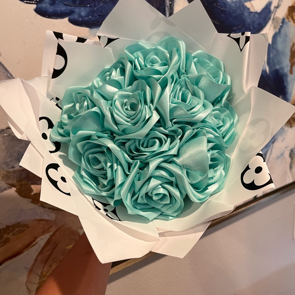 Cyan ribbion roses
